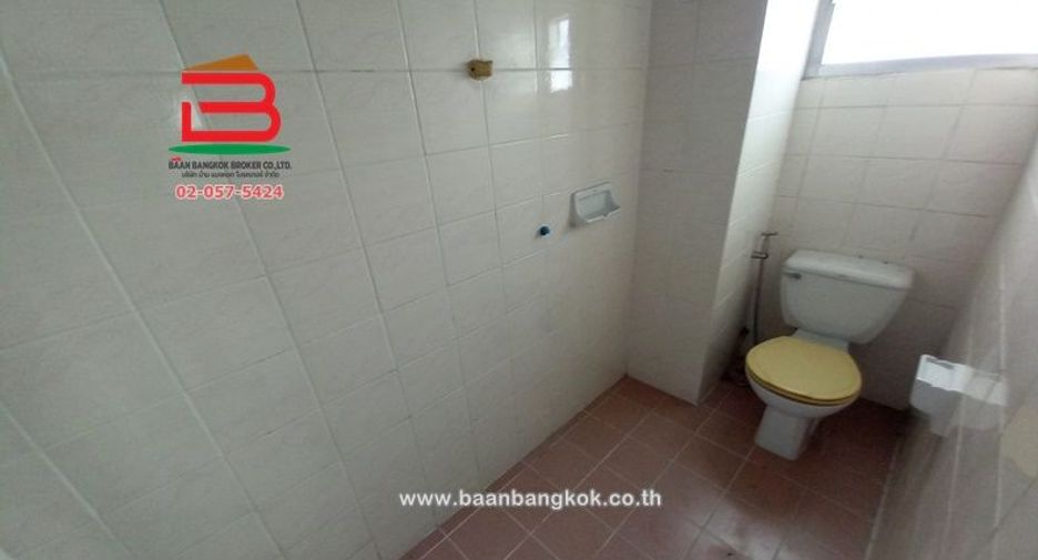 Local comercial en venta de 4 habitaciones en Lam Luk Ka, Pathum Thani