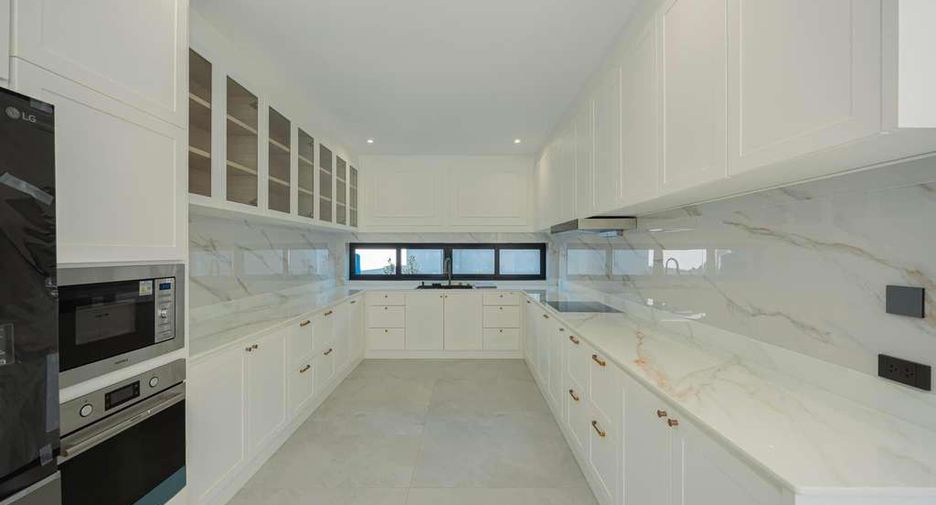 For rent 4 bedrooms house in Mueang Chiang Mai, Chiang Mai