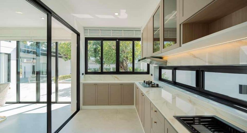 For rent 4 bedrooms house in Mueang Chiang Mai, Chiang Mai