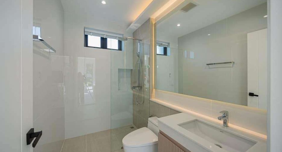For rent 4 bedrooms house in Mueang Chiang Mai, Chiang Mai