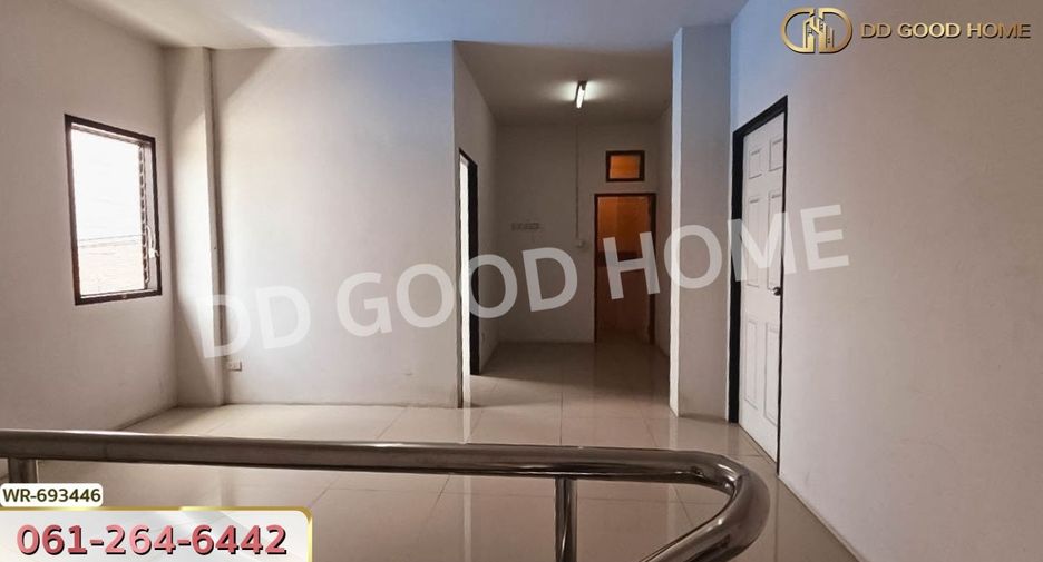 Local comercial en venta de 5 habitaciones en Sai Noi, Nonthaburi