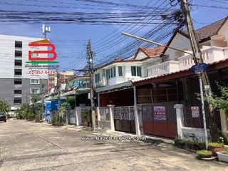 For sale 3 bedrooms townhouse in Huai Khwang, Bangkok