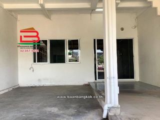 For sale 3 bedrooms townhouse in Huai Khwang, Bangkok