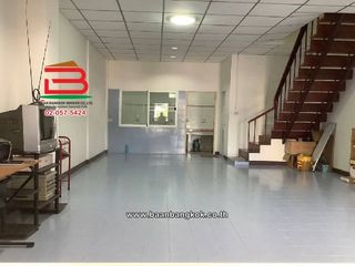 For sale 3 bedrooms townhouse in Huai Khwang, Bangkok