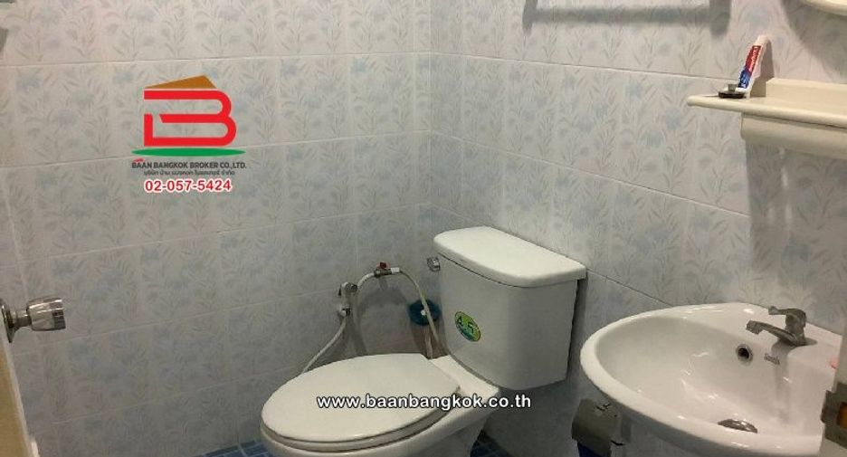 For sale 3 bedrooms townhouse in Huai Khwang, Bangkok