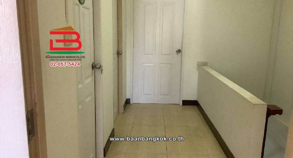 For sale 3 bedrooms townhouse in Huai Khwang, Bangkok