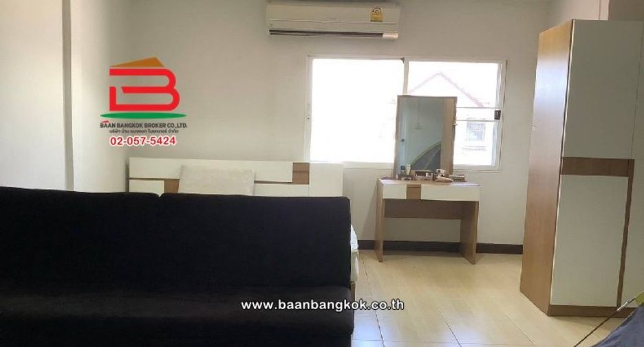For sale 3 bedrooms townhouse in Huai Khwang, Bangkok