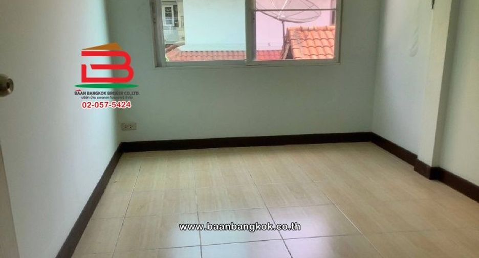 For sale 3 bedrooms townhouse in Huai Khwang, Bangkok