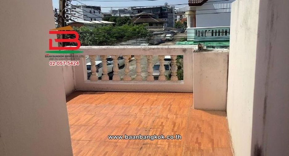 For sale 3 bedrooms townhouse in Huai Khwang, Bangkok