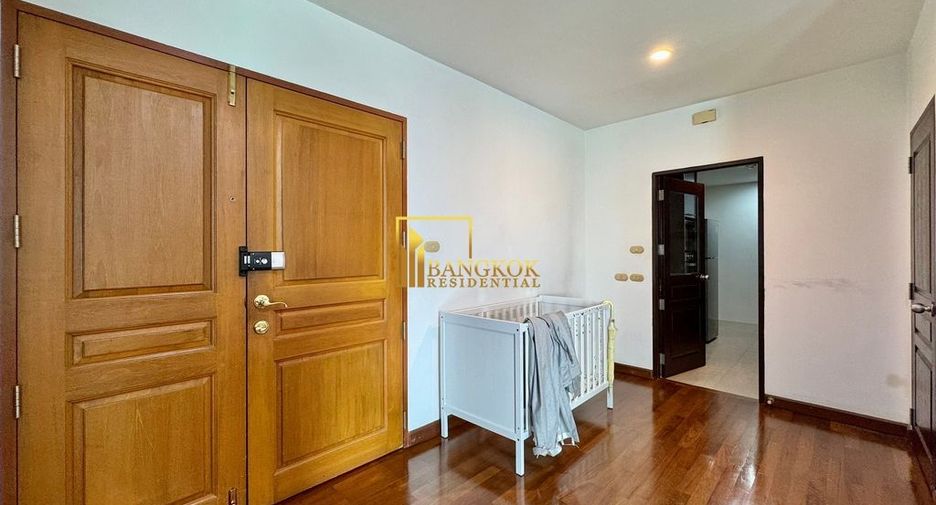 For rent 3 bedrooms condo in Pathum Wan, Bangkok
