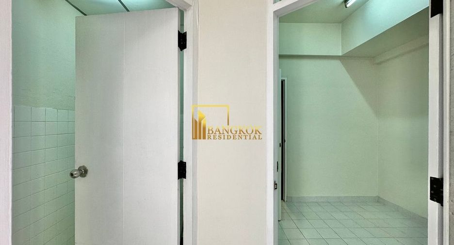 For rent 4 bedrooms apartment in Khlong Toei, Bangkok