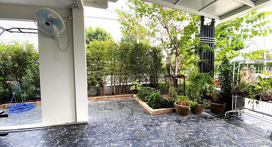 Casa adosada en alquiler de 3 habitaciones en Prawet, Bangkok