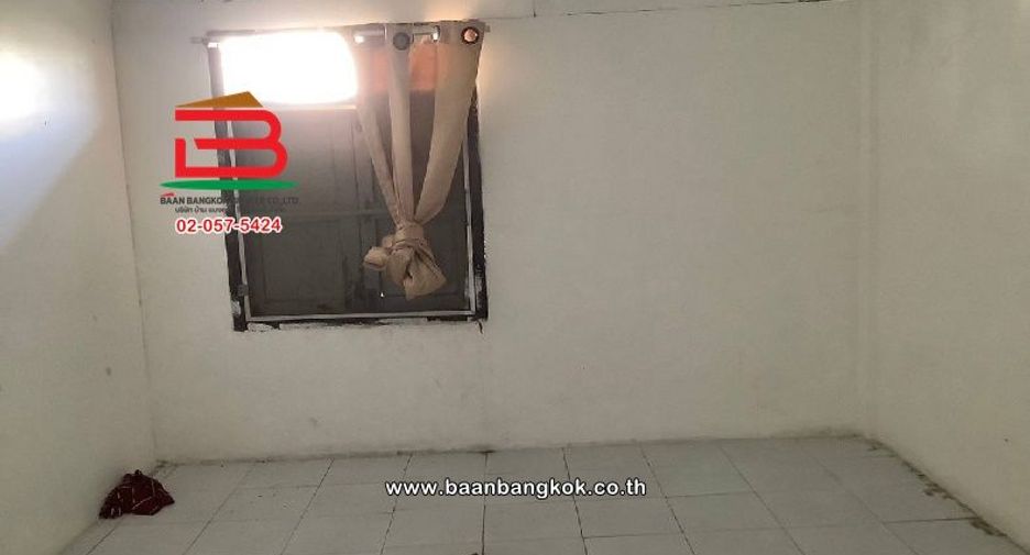 For sale 3 bedrooms retail Space in Huai Khwang, Bangkok