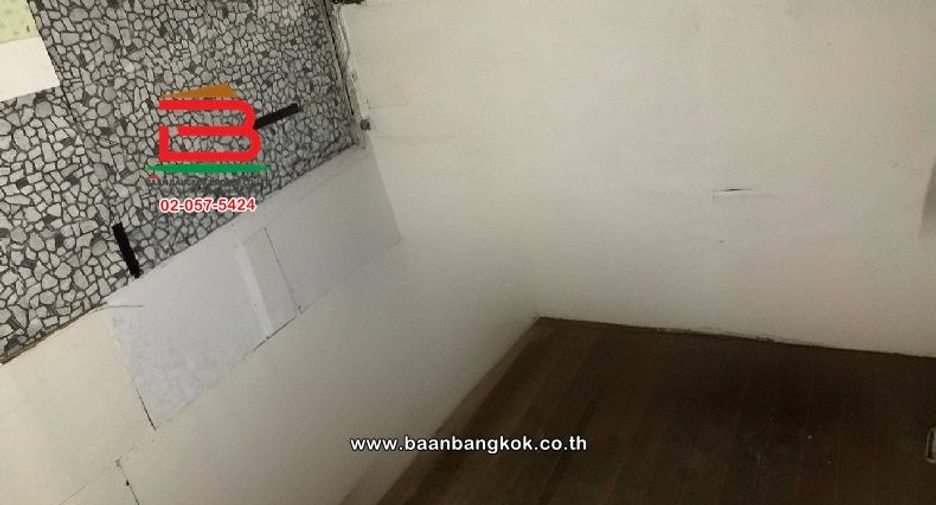 For sale 3 bedrooms retail Space in Huai Khwang, Bangkok