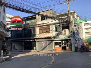 For sale 3 bedrooms retail Space in Huai Khwang, Bangkok