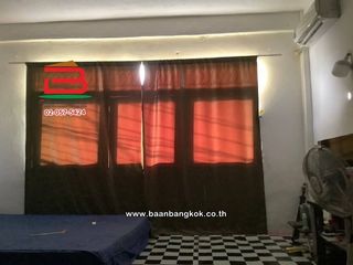 For sale 3 bedrooms retail Space in Huai Khwang, Bangkok