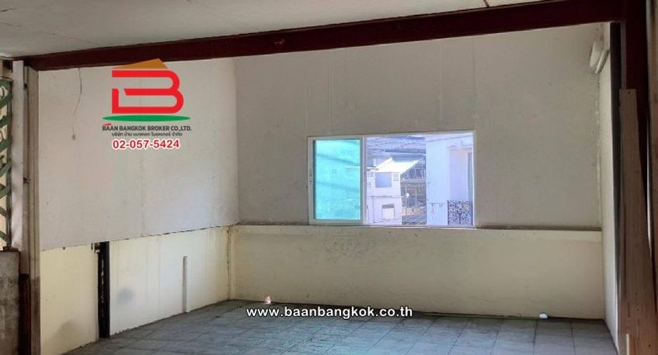 For sale 3 bedrooms retail Space in Huai Khwang, Bangkok