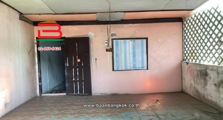 For sale 3 bedrooms retail Space in Huai Khwang, Bangkok