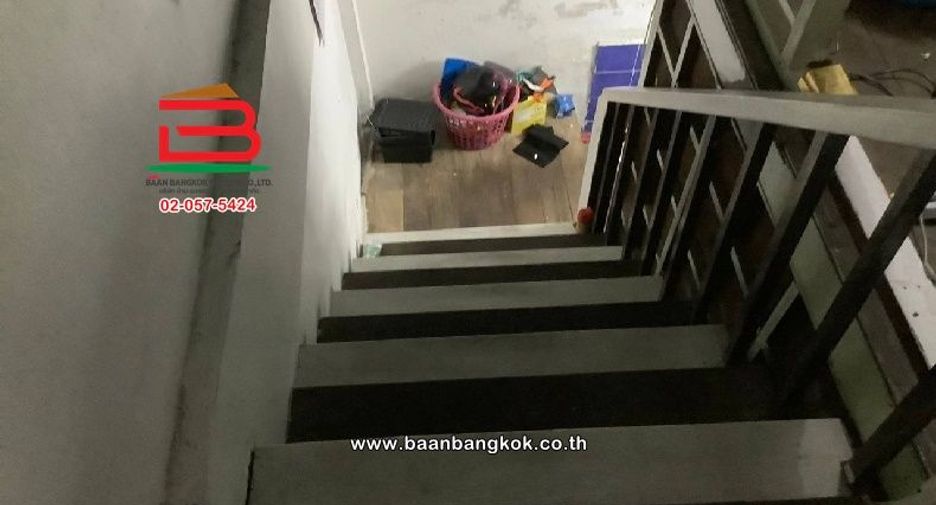 For sale 3 bedrooms retail Space in Huai Khwang, Bangkok