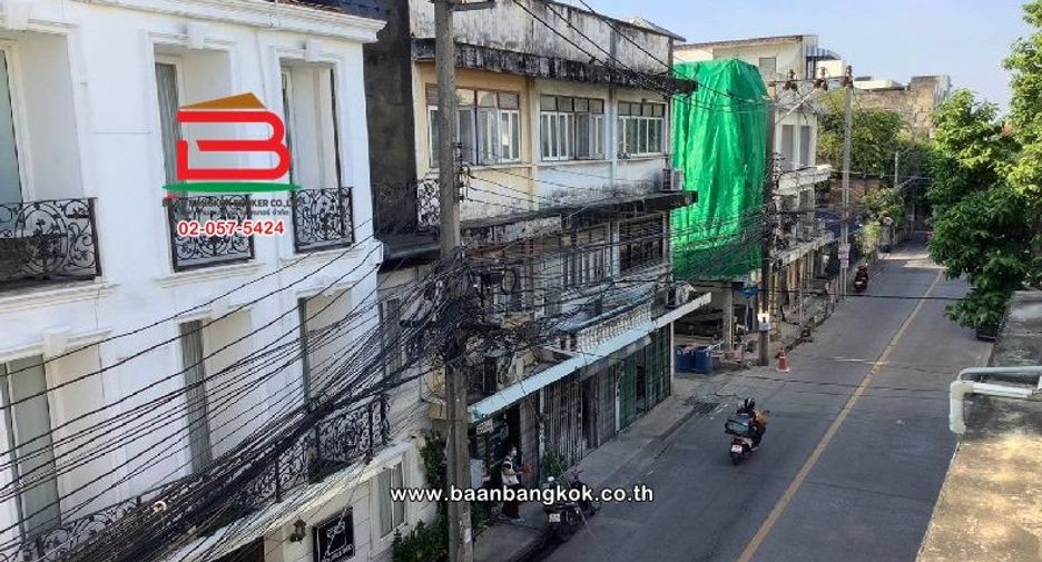 For sale 3 bedrooms retail Space in Huai Khwang, Bangkok