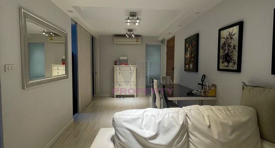 For sale 2 bed condo in Huai Khwang, Bangkok