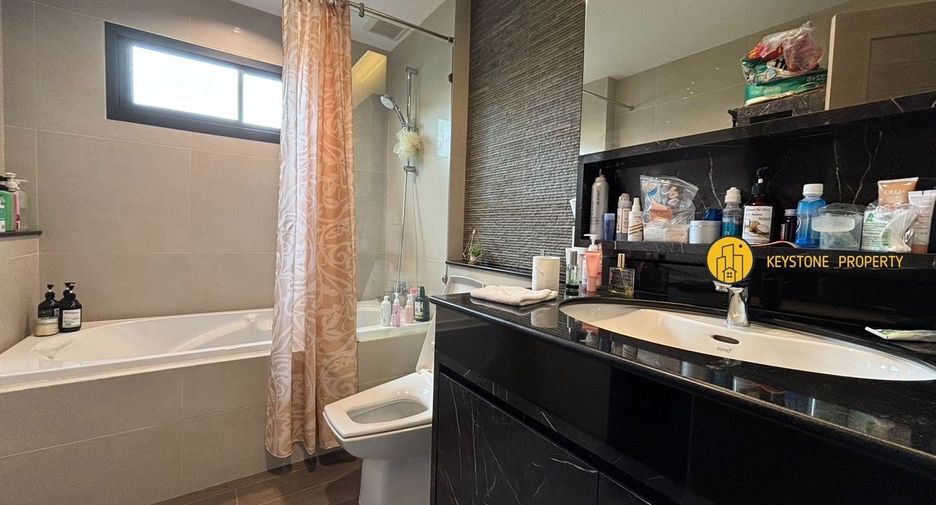 Villa en alquiler y en venta de 3 habitaciones en Bang Lamung, Chonburi