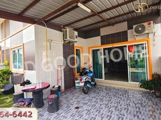 À vendre 2 chambres maison de ville à Phanat Nikhom, Chonburi