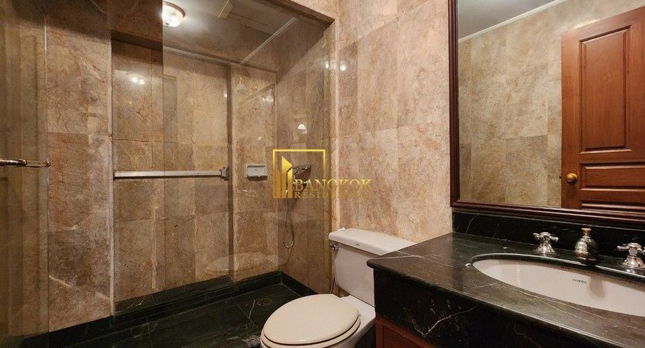 Condo en alquiler de 3 habitaciones en Khlong Toei, Bangkok