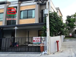 For sale 4 bedrooms townhouse in Mueang Pathum Thani, Pathum Thani