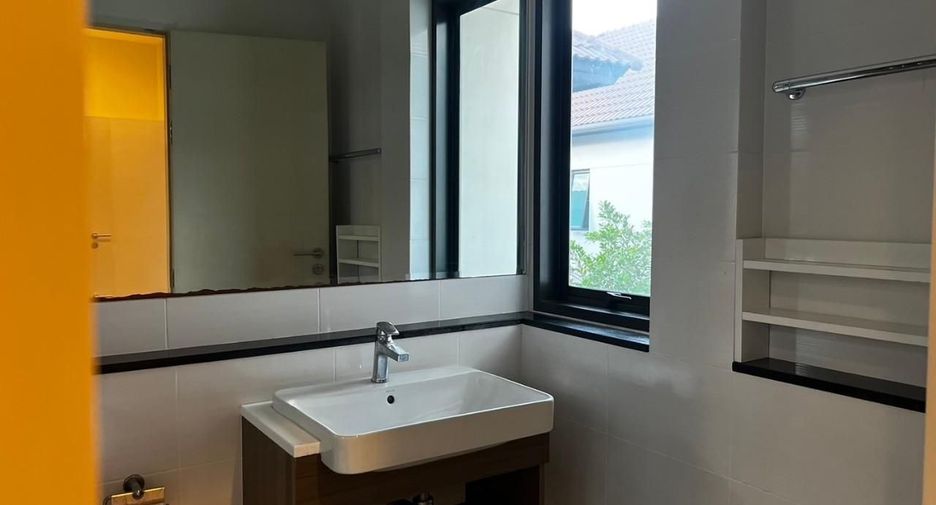 For rent 3 bedrooms house in Saphan Sung, Bangkok