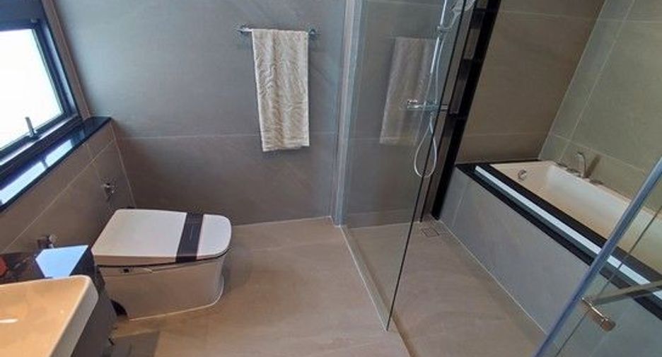 For sale 5 bedrooms house in Saphan Sung, Bangkok