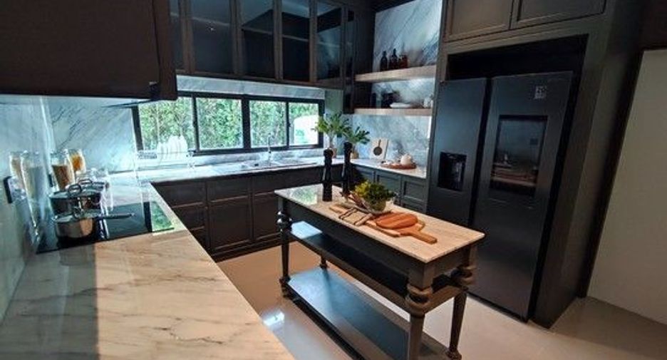 For sale 5 bedrooms house in Saphan Sung, Bangkok