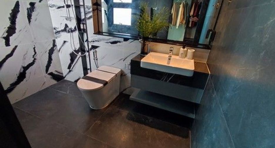 For sale 5 bedrooms house in Saphan Sung, Bangkok