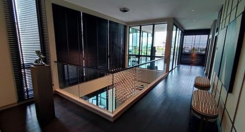 For sale 5 bedrooms house in Saphan Sung, Bangkok