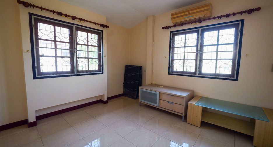 Casa en venta de 3 habitaciones en Sam Phran, Nakhon Pathom