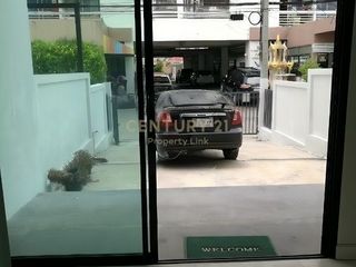 Casa adosada en alquiler y en venta de 3 habitaciones en Lat Phrao, Bangkok