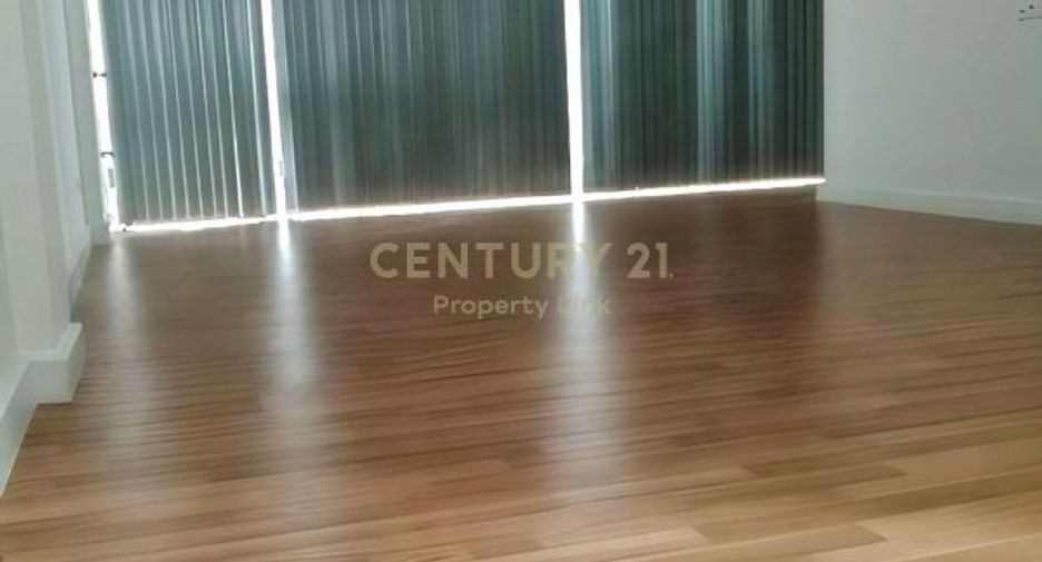 For rent and for sale 3 bedrooms townhouse in Lat Phrao, Bangkok