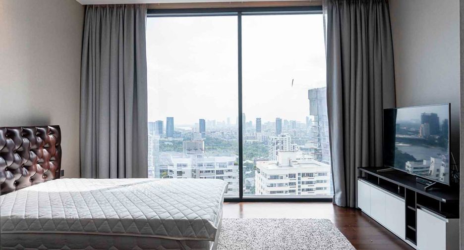 For rent 3 bedrooms condo in Khlong Toei, Bangkok