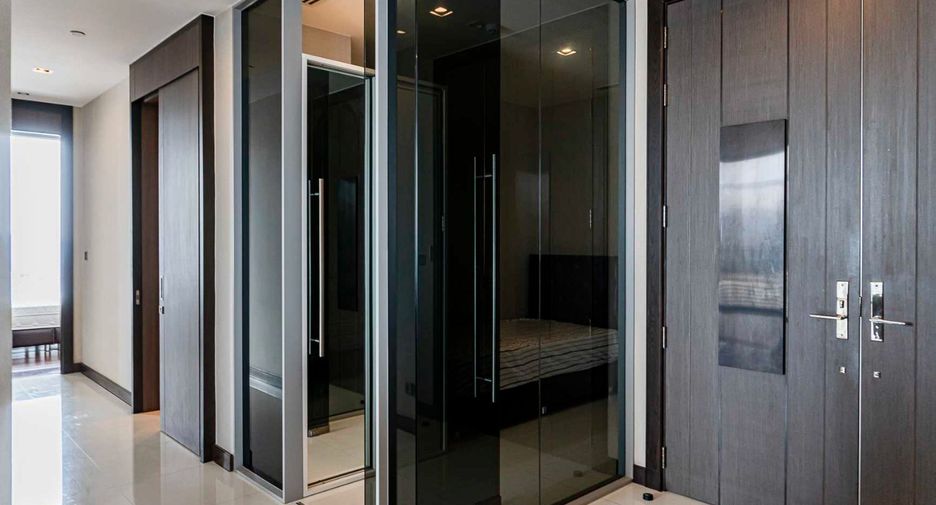 For rent 3 bedrooms condo in Khlong Toei, Bangkok
