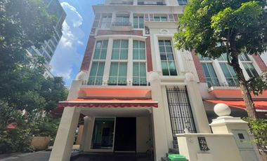 Condo en alquiler de 3 habitaciones en Watthana, Bangkok