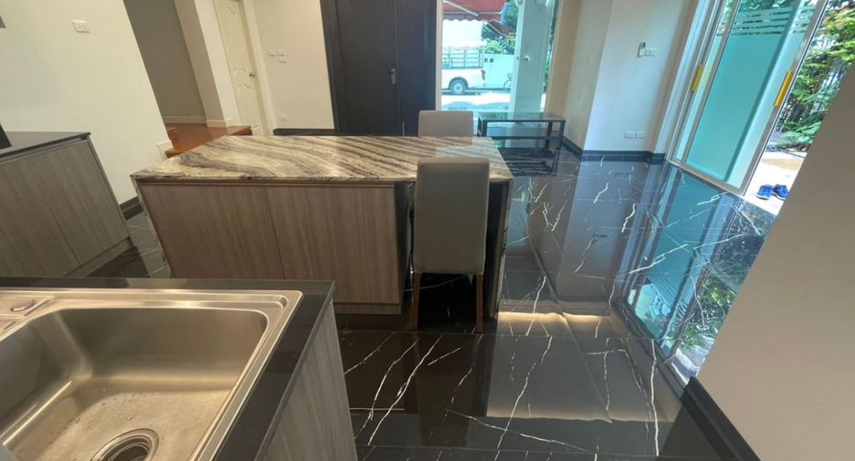 Wohnung zur Miete mit 3 Zimmer in Watthana, Bangkok
