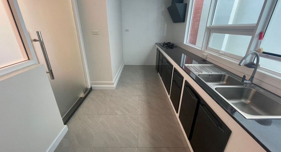 Wohnung zur Miete mit 3 Zimmer in Watthana, Bangkok