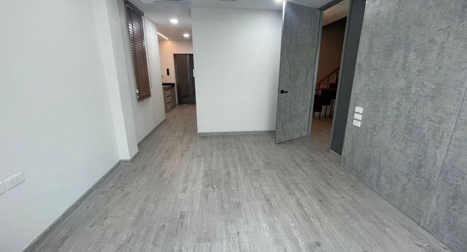 Wohnung zur Miete mit 3 Zimmer in Watthana, Bangkok