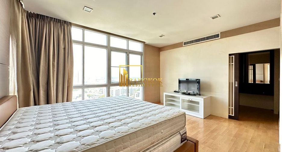For rent 3 bedrooms condo in Khlong Toei, Bangkok