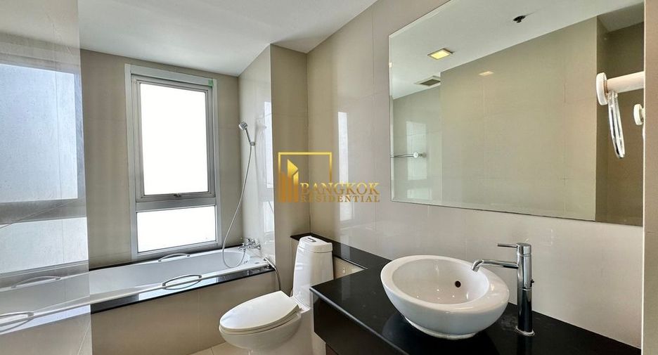For rent 3 bedrooms condo in Khlong Toei, Bangkok