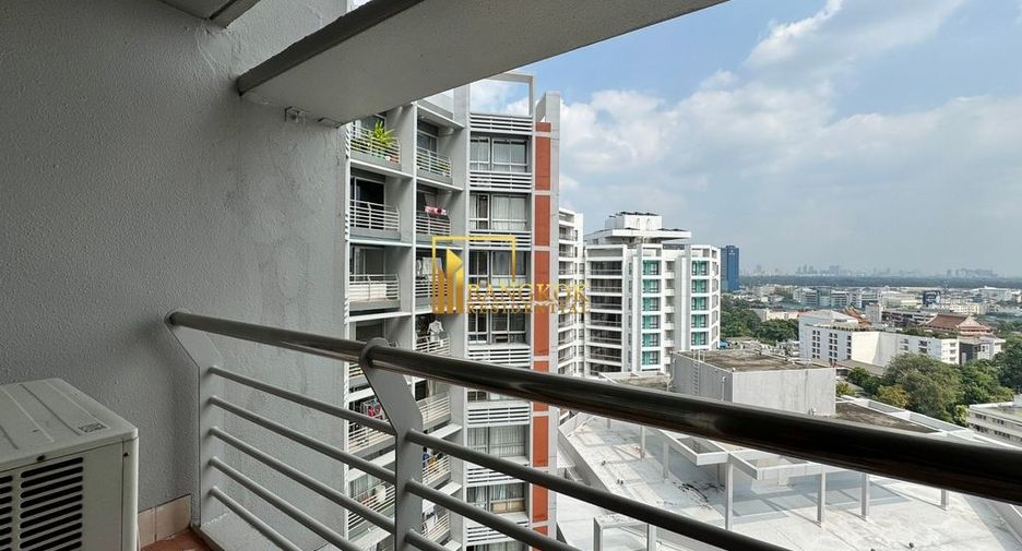 For rent 3 bedrooms condo in Yan Nawa, Bangkok