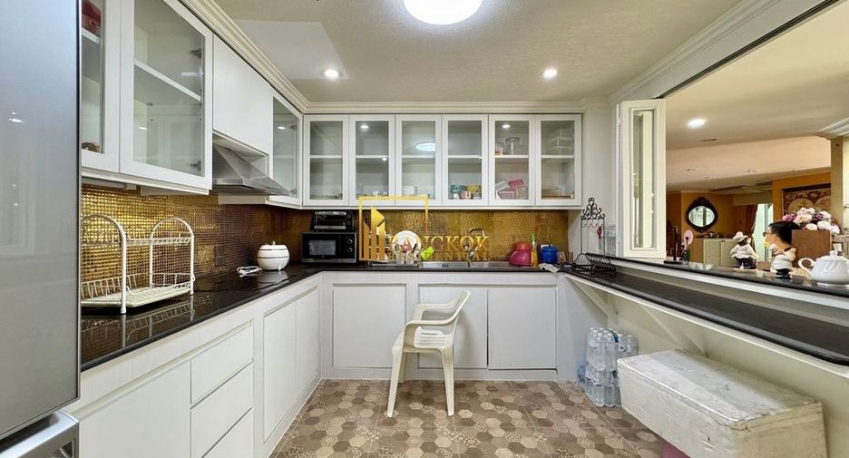 For rent 3 bedrooms condo in Yan Nawa, Bangkok