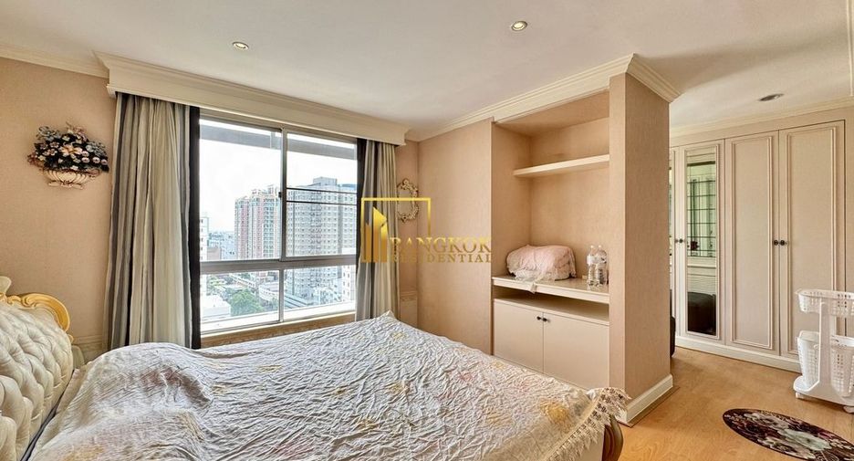 For rent 3 bedrooms condo in Yan Nawa, Bangkok