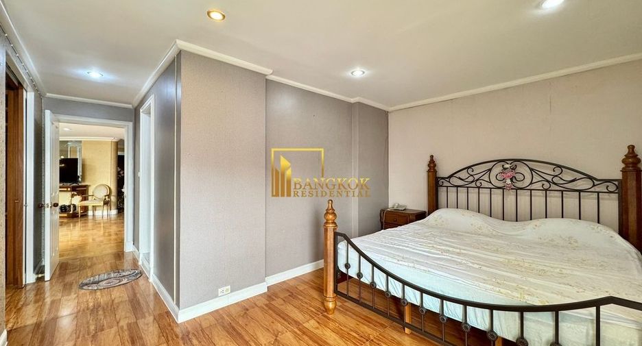 For rent 3 bedrooms condo in Yan Nawa, Bangkok