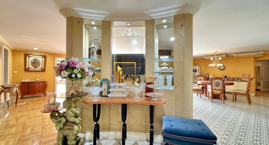 For rent 3 bedrooms condo in Yan Nawa, Bangkok